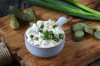 Češi milují tatarku, sníme jí tisíce tun ročně. Zkuste domácí recept s „tajnou“ ingrediencí | Apetit